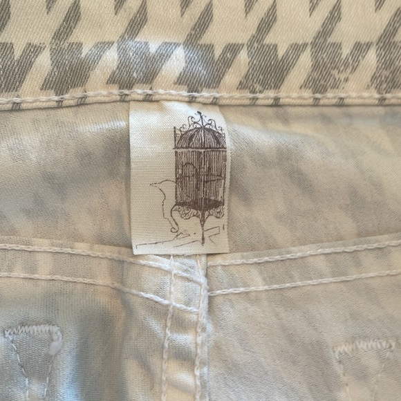 Francesca’s Gray & White Jean Like Patterned Pants. Size 27 - Picture 3 of 10